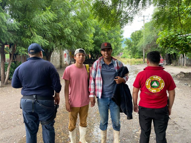 Dirección de Servicios Aéreos salva a 2 cortadores de limón atrapados en inundación en Parácuaro