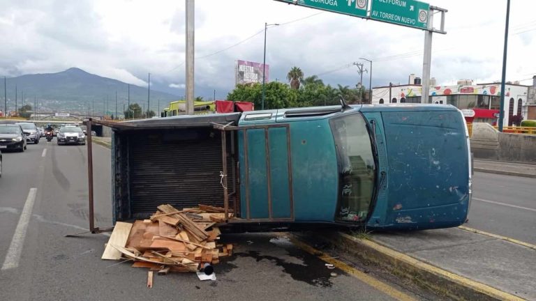 Vuelca camioneta en el libramiento norte de Morelia