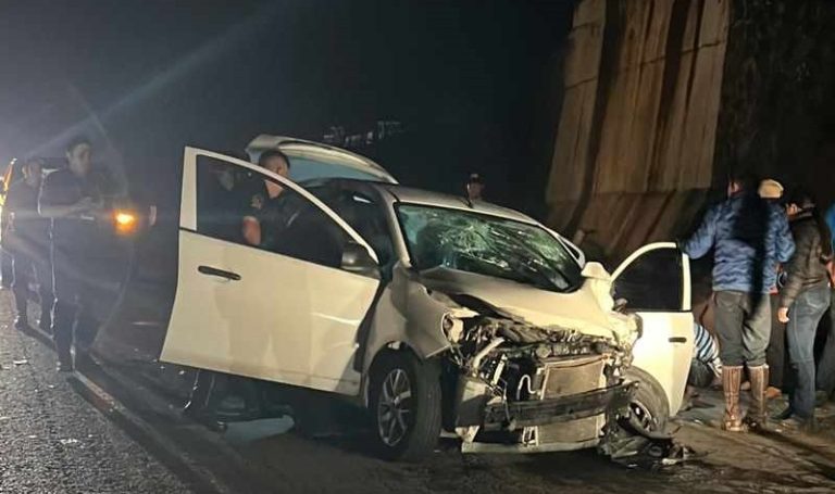 Siete heridos en choque de frente entre auto y camioneta de custodia, en la autopista Siglo XXI