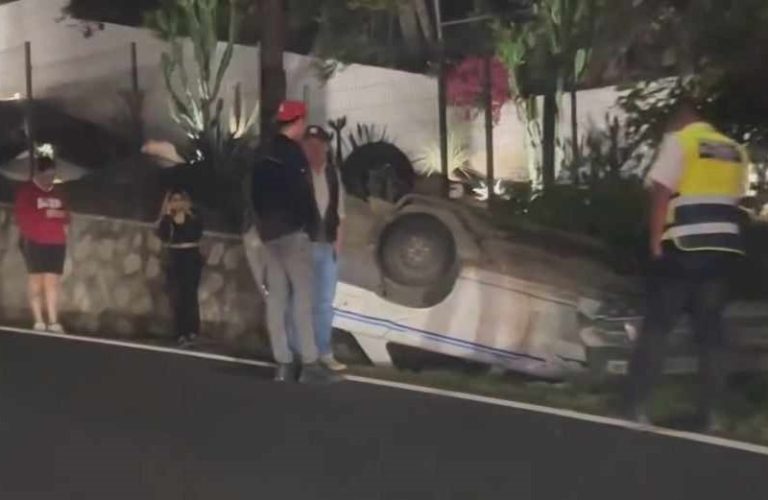 Vuelca taxi cerca de Casa Michoacán; hay dos heridos
