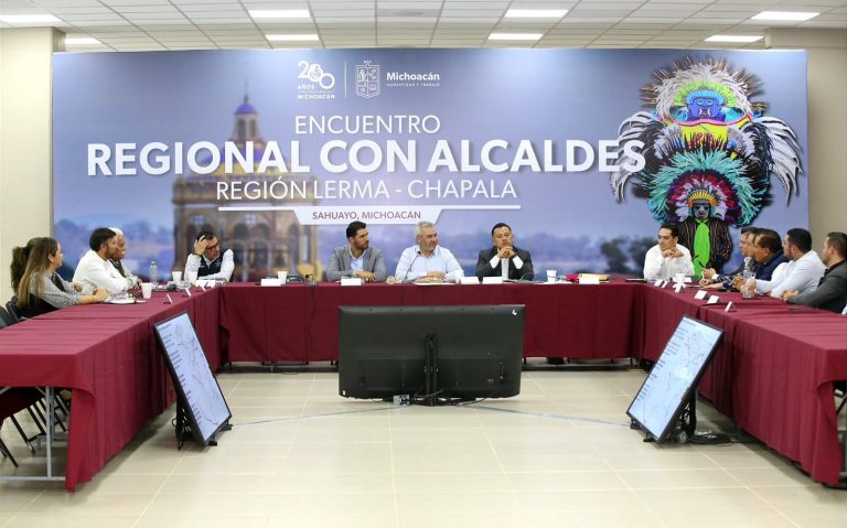 Convoca Bedolla a alcaldes a cerrar filas para rehabilitación de carreteras federales
