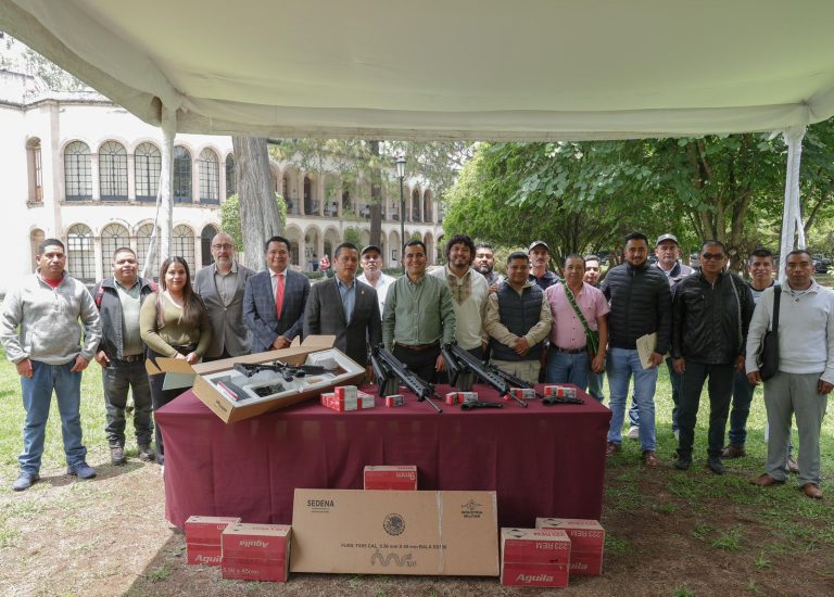 Financiado con recursos de comunidades indígenas, les entregan armas y equipos con certificación ante Sedena