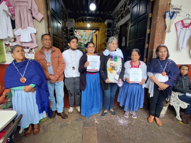 Capacitan a artesanas de Cherán en técnicas de rescate en textil