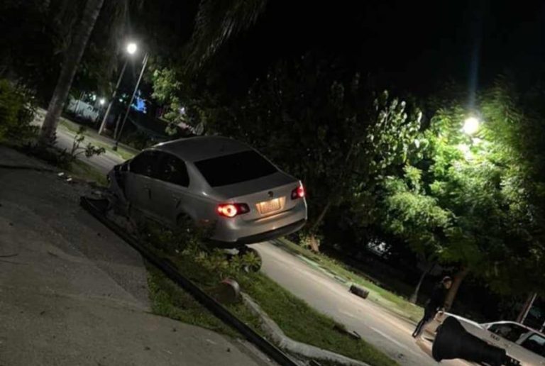 Auto chocado es abandonado en Apatzingán