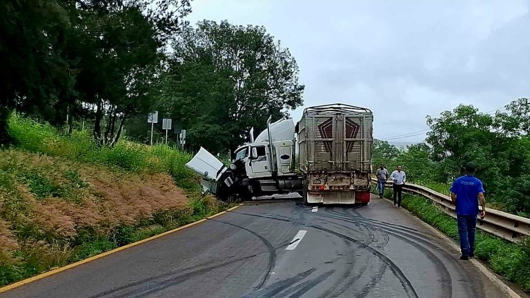 Se accidenta camión torton en la carretera Pátzcuaro-Morelia