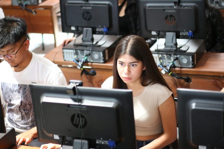 Eliminan en 23 escuelas de educación media superior y superior uso de efectivo para evitar cobros indebidos