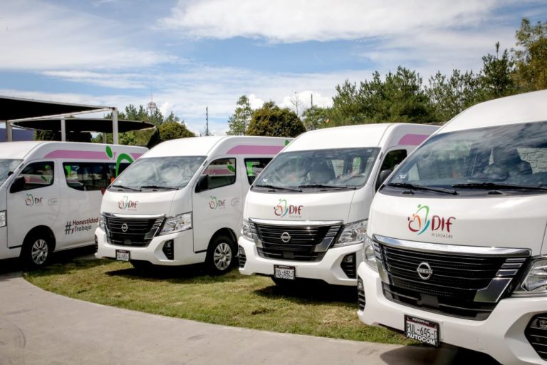 Entrega DIF Michoacán 4 camionetas a Centros de Asistencia Social