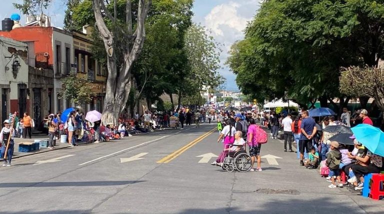 Morelianos esperan el desfile