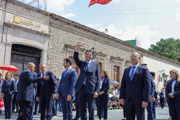 Inicia desfile cívico militar del 217 aniversario del inicio de la Independencia