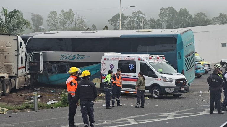 Identifican a chofer y pasajera muertos tras choque de autobús contra 2 tractocamiones en la Pátzcuaro-Cuitzeo