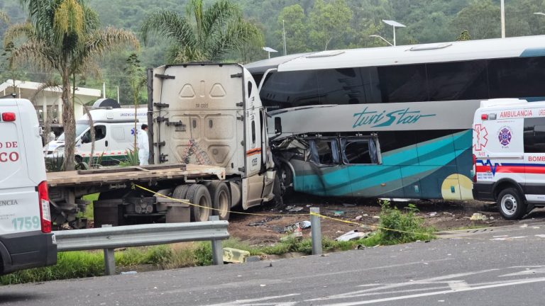 Choque de autobús contra 2 tractocamiones deja 2 muertos y 11 heridos en la Pátzcuaro-Cuitzeo