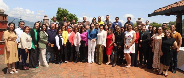 Reconocen a 55 docentes michoacanos por su práctica educativa