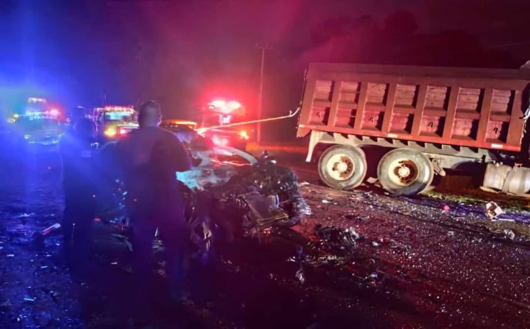 Se registra choque entre auto y volteo en la región de Irimbo; hay 1 muerto y 2 heridos