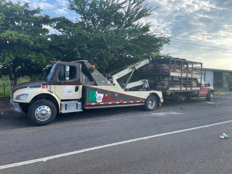 Grúa falla en maniobra y vuelca camioneta que remolcaba en la Siglo XXI