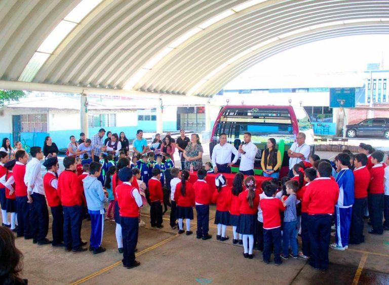 Funcionarios realizan campaña de información en escuela primaria sobre el teleférico de Uruapan