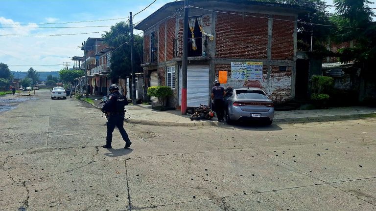 Sicarios motorizados ejecutan a un automovilista en Uruapan