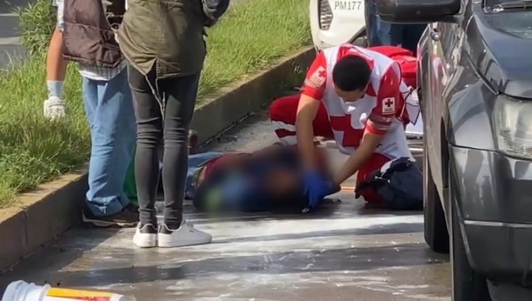 Transeúnte es atropellado por camioneta en la avenida Periodismo de Morelia