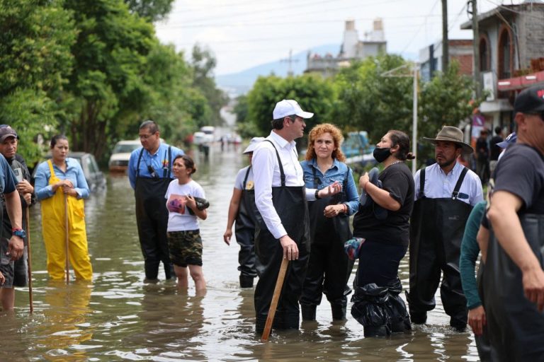 Supervisa alcalde calles afectadas por desfogue de la presa de Cointzio