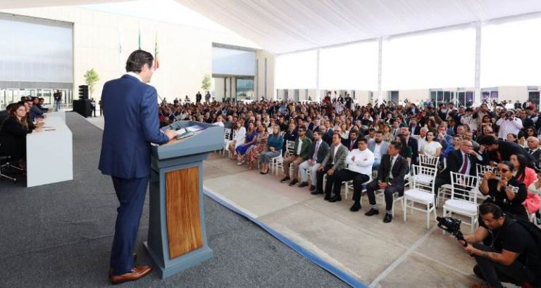 Arropan ciudadanos, empresarios, políticos, líderes religiosos y sindicales a Alfonso Martínez
