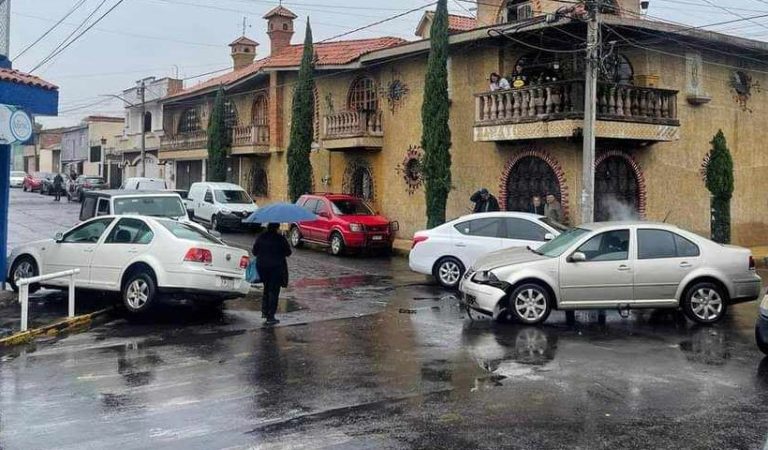 Protagonizan dos autos choque en la colonia Guadalupe, de Morelia