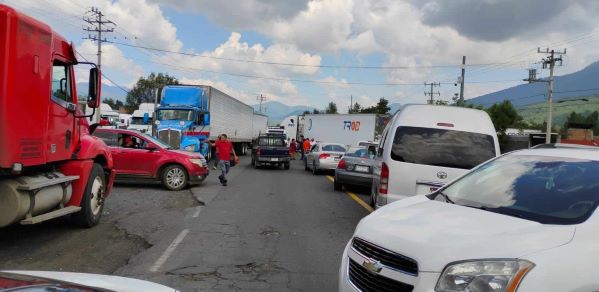 Comuneros realizan bloqueo carretero en Aranza; exigen aparición con vida de Juan Guzmán