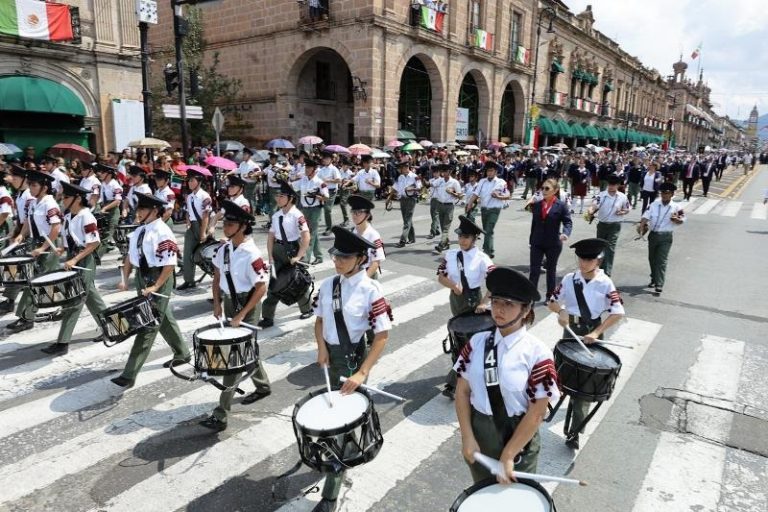 Sin novedad; desfilaron más de 6 mil participantes de contingentes escolares, civiles y militares