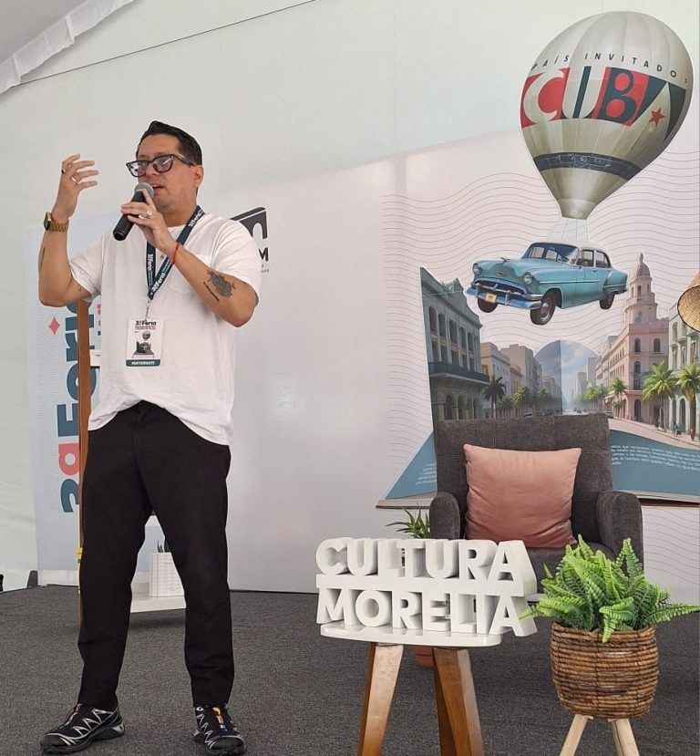 Se presenta el escritor y crítico Fernando Bustos en la Tercera Feria Internacional del Libro y la Lectura de Morelia