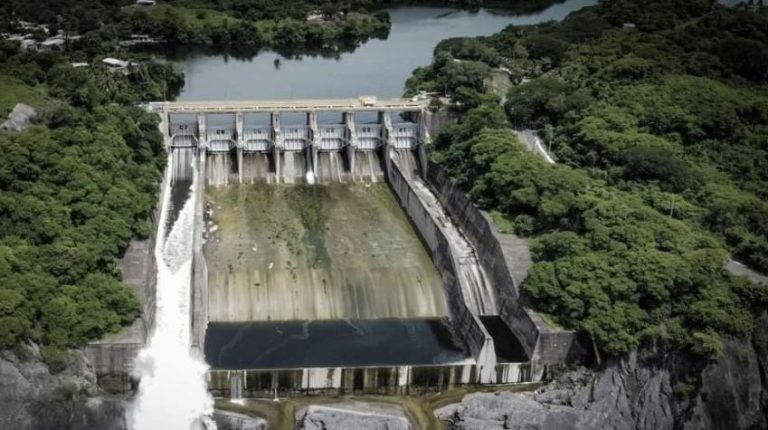 Abren las compuertas de la Presa La Villita
