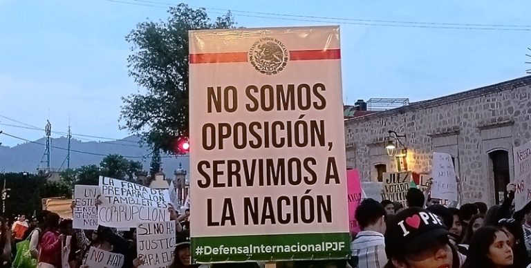 Alzan jóvenes la voz para exigir que existan órganos institucionales independientes