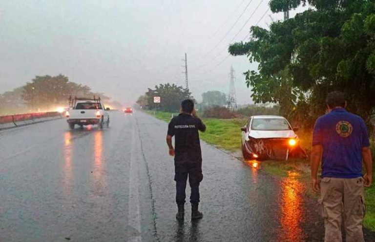 Por tromba que azotó a Apatzingán, ocurrieron al menos tres accidentes vehiculares   