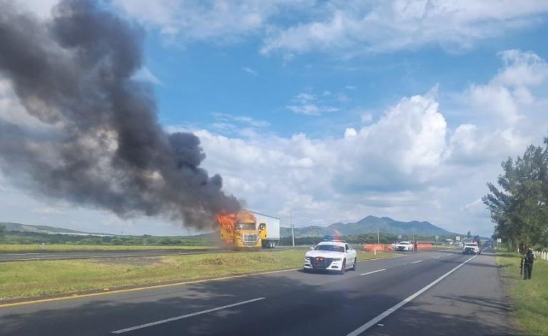 Elementos de la FGR, Ejército y GN se enfrentan contra robacarros, en Erongarícuaro
