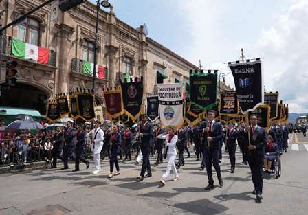 Participan nicolaitas en el desfile del 16 de septiembre