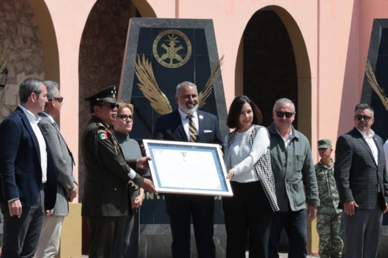 Civiles condecoran a la SEDENA por su entrega, disposición y vocación para salvaguardar a los michoacanos