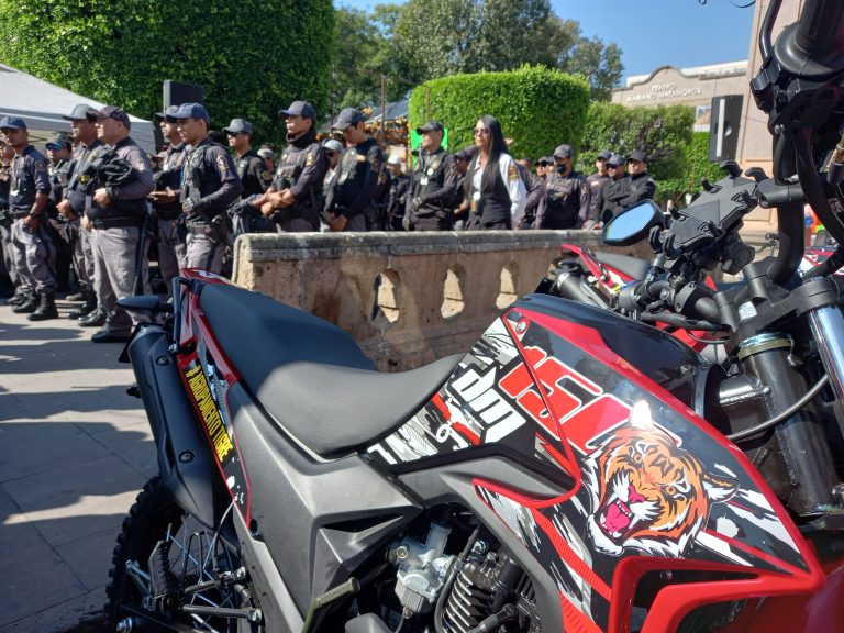 Diputados del PRI entregan cinco motocicletas a integrantes de Grupo Tigre