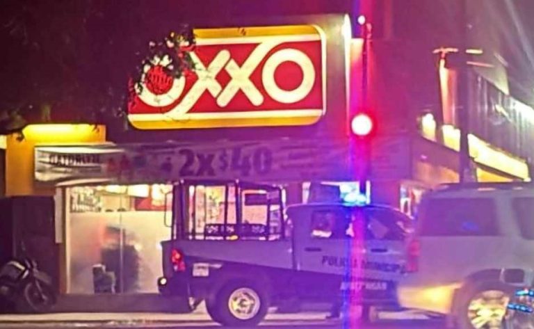 A mano armada, asaltan Oxxo en el Centro de Apatzingán