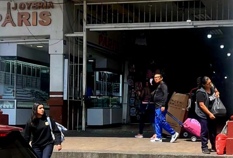 A punta de pistola asaltan joyería, en el Centro de Uruapan
