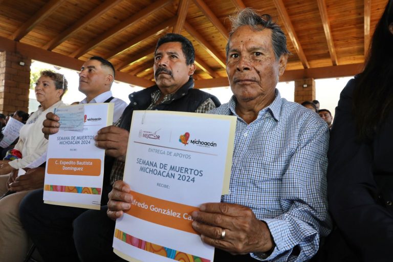 Entregan apoyos a los artesanos de 30 comunidades para Semana de Muertos