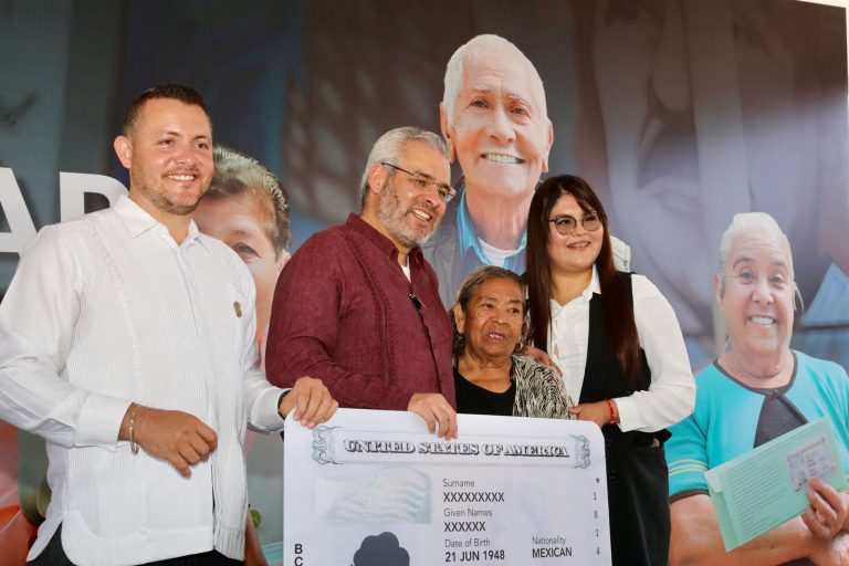 Entregan 60 visas; familias se reencontrarán con sus hijos migrantes: Bedolla