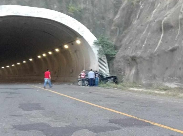Accidente de camioneta en la autopista Siglo XXI deja dos heridos