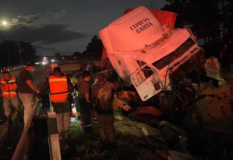 Accidente en Autopista de Occidente, tráiler se sale de la carretera y causa colapso vial