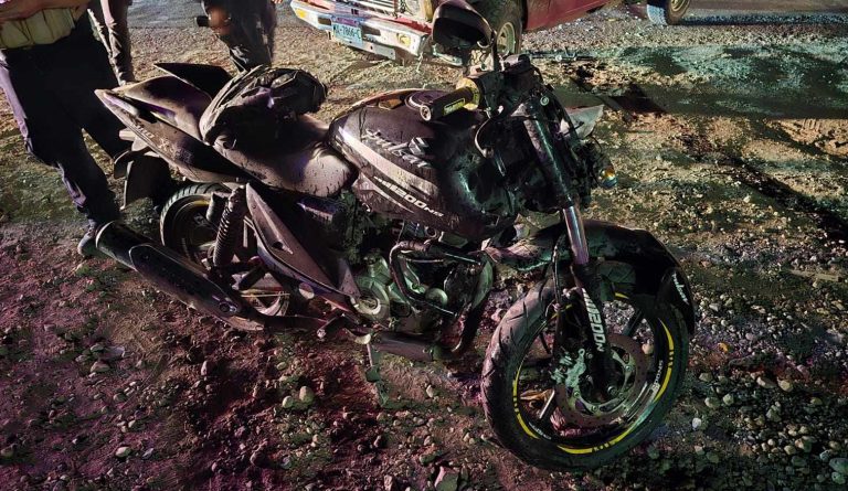 Adolescente motociclista queda herido al protagonizar choque contra camioneta, en Zamora