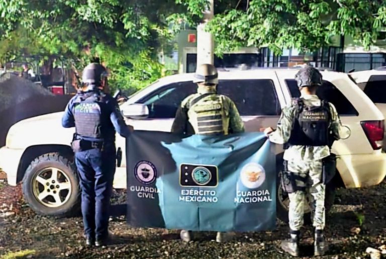 Aseguran dos camionetas, una de ellas blindada, y a un menor con moto hurtada, en Apatzingán