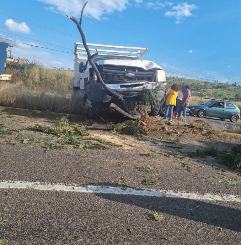 Auto y camioneta protagonizan choque en la carretera Tarímbaro-Álvaro Obregón