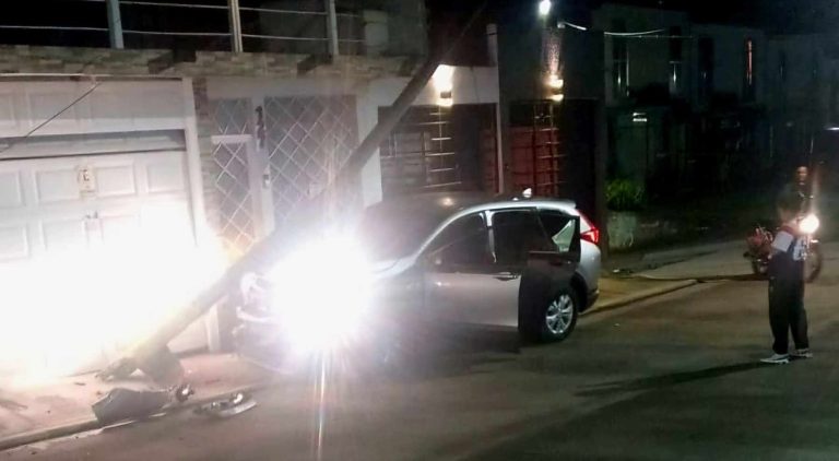 Automovilista que presuntamente se tirotea con policías, choca contra un poste y muere dentro de una tienda