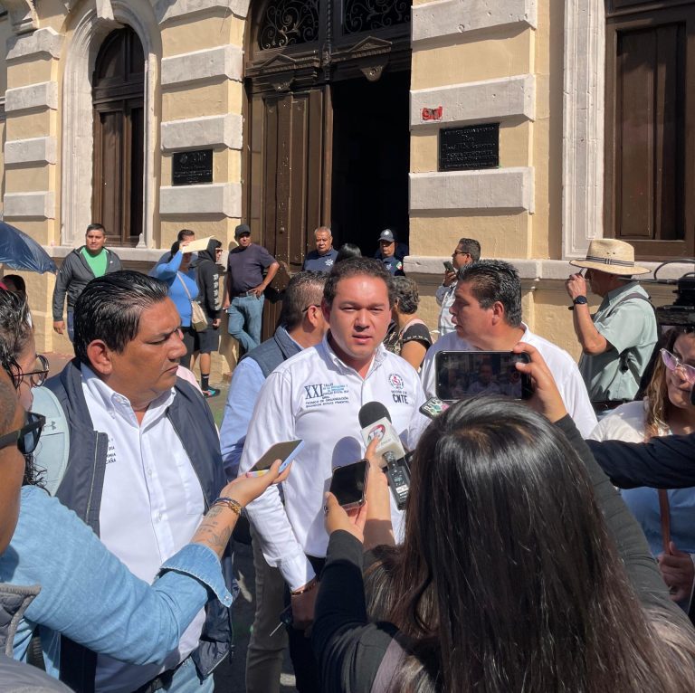 En exigencia de presupuesto suficiente a educación, centistas bloquean congreso del estado