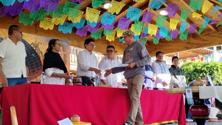 Premian las 23 mejores piezas de textil y madera en Cherán