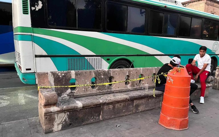 Camión choca contra banca de cantera en Plaza de Armas en el centro de Morelia