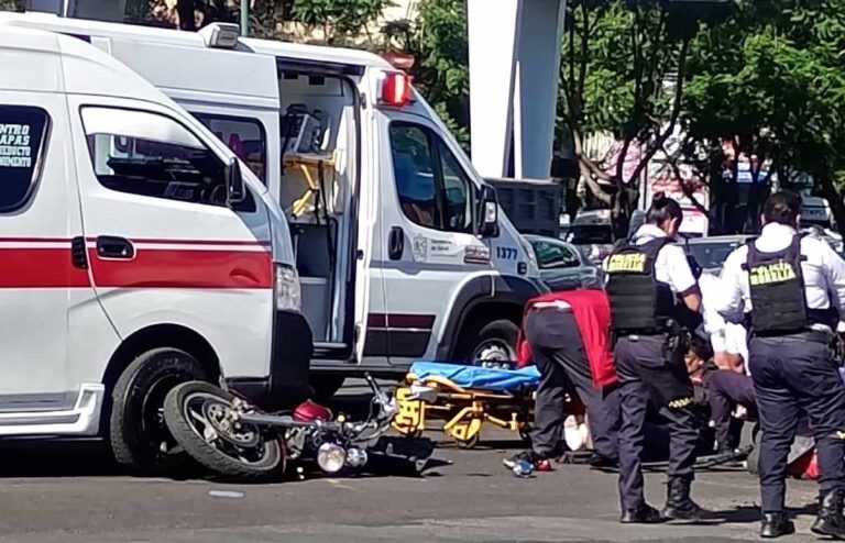 Choque entre combi y moto deja dos heridos en la avenida Camelinas, de Morelia