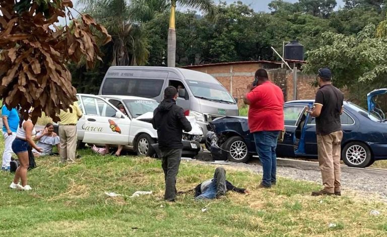 Cinco lesionados, tras choque de frente entre taxi y auto particular, en la carretera Uruapan-Lombardía
