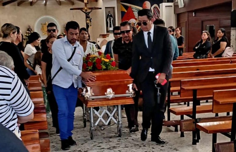 Dan último adiós al periodista Mauricio Cruz en Uruapan